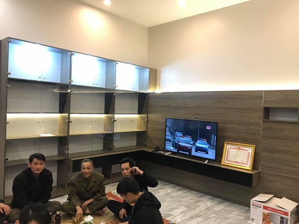 Nội thất bên trong căn nhà chưa được hoàn thiện 100% nhưng có thể thấy khá hiện đại, tiện nghi.