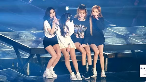 Ngày 10/11/2018, Black Pink có concert đầu tiên tại Hàn Quốc sau hơn 2 năm debut. Các cô gái đã không kìm được nước mắt khi chứng kiến tình cảm của 15.000 người hâm mộ có mặt ở khán đài Olympic Gymnastics Arena.
