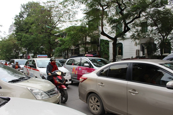 Những ngày giáp Tết, giao thông Hà Nội rơi vào cảnh "thập diện mai phục" ảnh 1