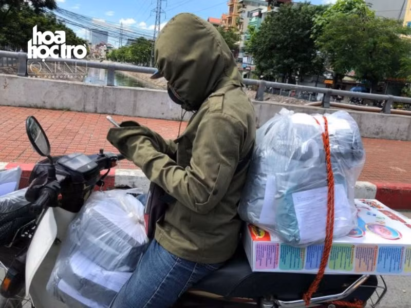 Giao hàng vào giữa trưa nắng nóng quả thực là một công việc hết sức vất vả.