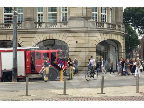 Lực lượng cứu hộ có mặt trước Apple Store tại Amsterdam, Hà Lan.