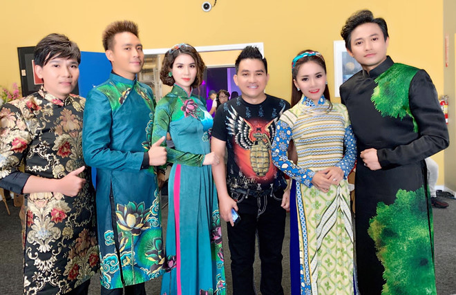 Nghệ sĩ Anh Vũ và đoàn nghệ sĩ biểu diễn ở Mỹ.