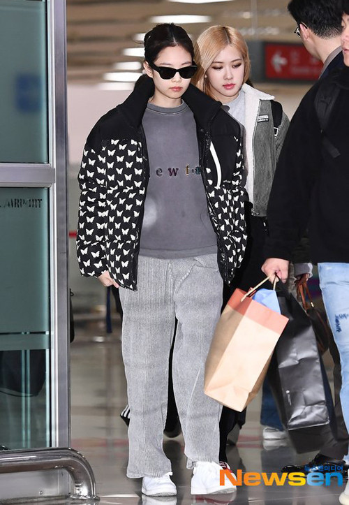 Thậm chí có lúc khán giả còn tự hỏi Jennie vội quá nên mặc đồ ở nhà ra thẳng sân bay hay sao mà lại xuề xòa thế này.