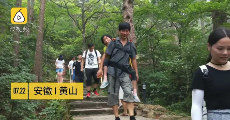 Không quản nặng nhọc, mệt mỏi, anh Wang vẫn ân cần địu vợ đi đến những nơi đẹp nhất.