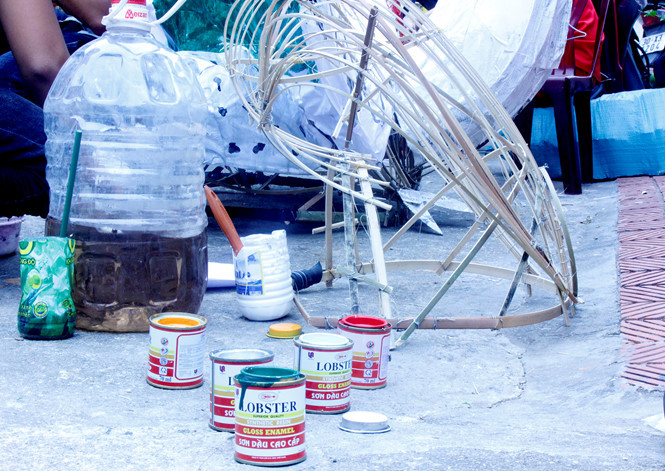 Vật liệu làm đầu lân, đầu xà khá gồm nứa, mây, giấy báo...