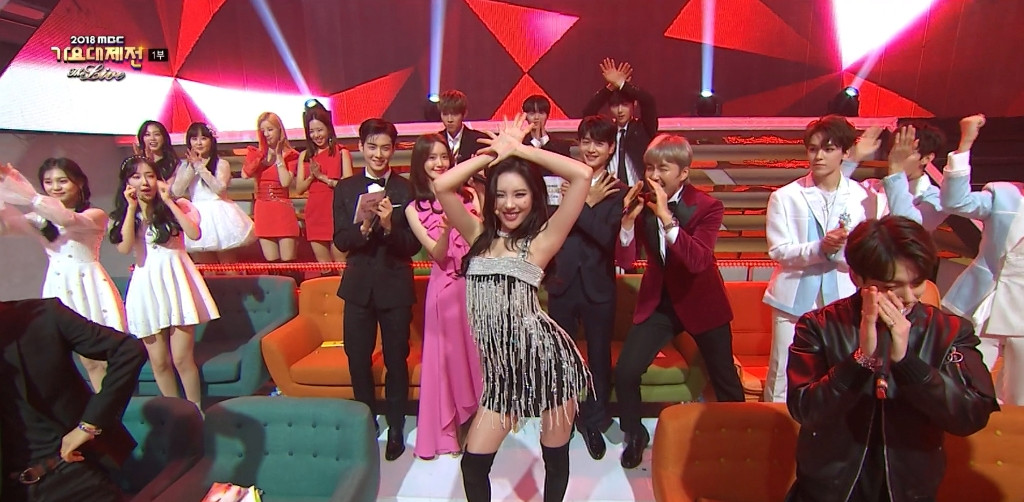 Xem ai quay mặt vì “xấu hổ” kìa.