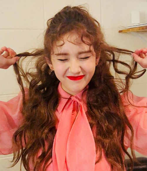 Là một biến thể của mái thưa, kiểu mái xoăn tít thường xuyên xuất hiện trong tạo hình của các sao nữ trong phim hay trên sân khấu nhờ độ đáng yêu và lạ mắt. Somi tạo sóng "xù bông" cho tóc để có diện mạo nhí nhảnh.