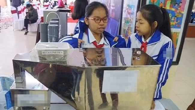 Chiếc thùng rác đang được sử dụng tại các khu dân cư.