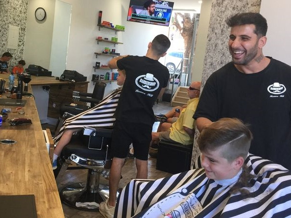 Các cậu bé tỏ ra rất vui vẻ khi cắt tóc ở tiệm của Sam.