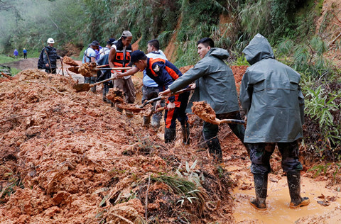 Trước đó, siêu bão Mangkhut tàn phá khu vực rộng lớn trên đảo Luzon của Philippines, gây ra mưa lớn và lở đất nghiêm trọng, ảnh đến khoảng 5,7 triệu người.