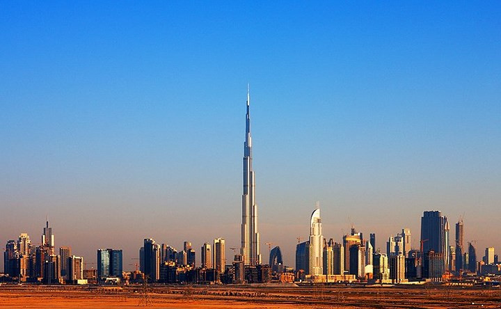 Cao ốc chọc trời Burj Khalifa là tòa nhà nổi tiếng của UAE và là một điểm nhấn của thành phố Dubai. Đây là một trong những tòa nhà cao nhất thế giới.