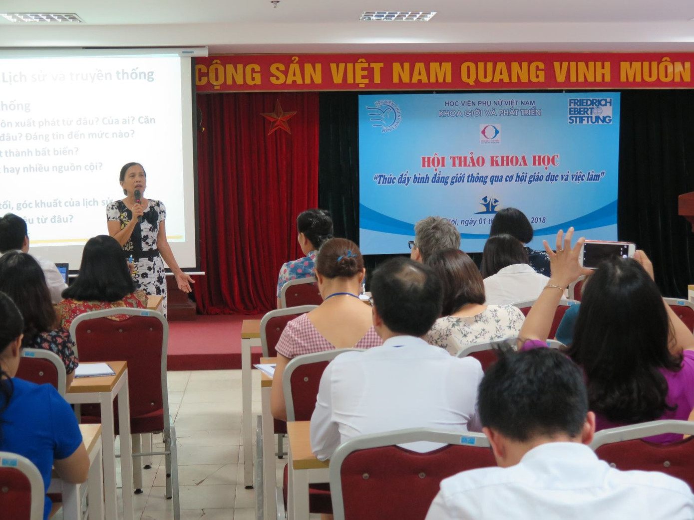 Khoa Giới và Phát triển tổ chức Hội thảo Thúc đẩy bình đẳng giới thông qua cơ hội giáo dục và việc làm. Khoa Giới và Phát triển tổ chức Hội thảo Thúc đẩy bình đẳng giới thông qua cơ hội giáo dục và việc làm.