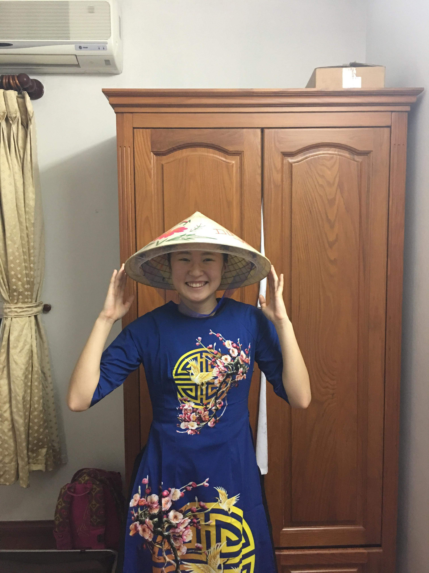 Mình mặc áo dài và đội nón lá cũng hợp quá chứ ha!