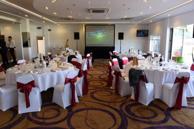 Đám cưới của Daniel Sunridge và Rachel Cave cũng đã kịp chuẩn bị một màn hình lớn để phục vụ người thân, bạn bè đến dự.