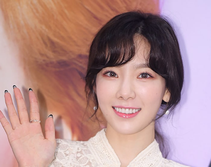 Taeyeon (SNSD) debut đã 11 năm, là chị cả của SNSD, năm nay 29 tuổi rồi. Nhưng nếu so sánh ảnh Taeyeon hiện tại và ngày mới debut, thì bạn sẽ thấy Taeyeon nhìn vẫn như xưa, thậm chí còn trẻ trung xinh đẹp hơn. Vẫn biết những người có vóc dáng nhỏ nhắn như Taeyeon thì trẻ lâu hơn người, nhưng Taeyeon đúng là trẻ mãi không già vậy.