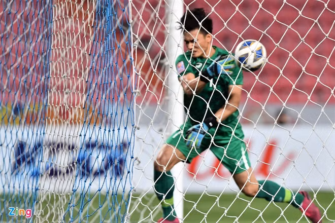 Bùi Tiến Dũng mắc sai lầm dẫn đến bàn thua đầu tiên của U23 Việt Nam. Ảnh: Hoàng Hà.