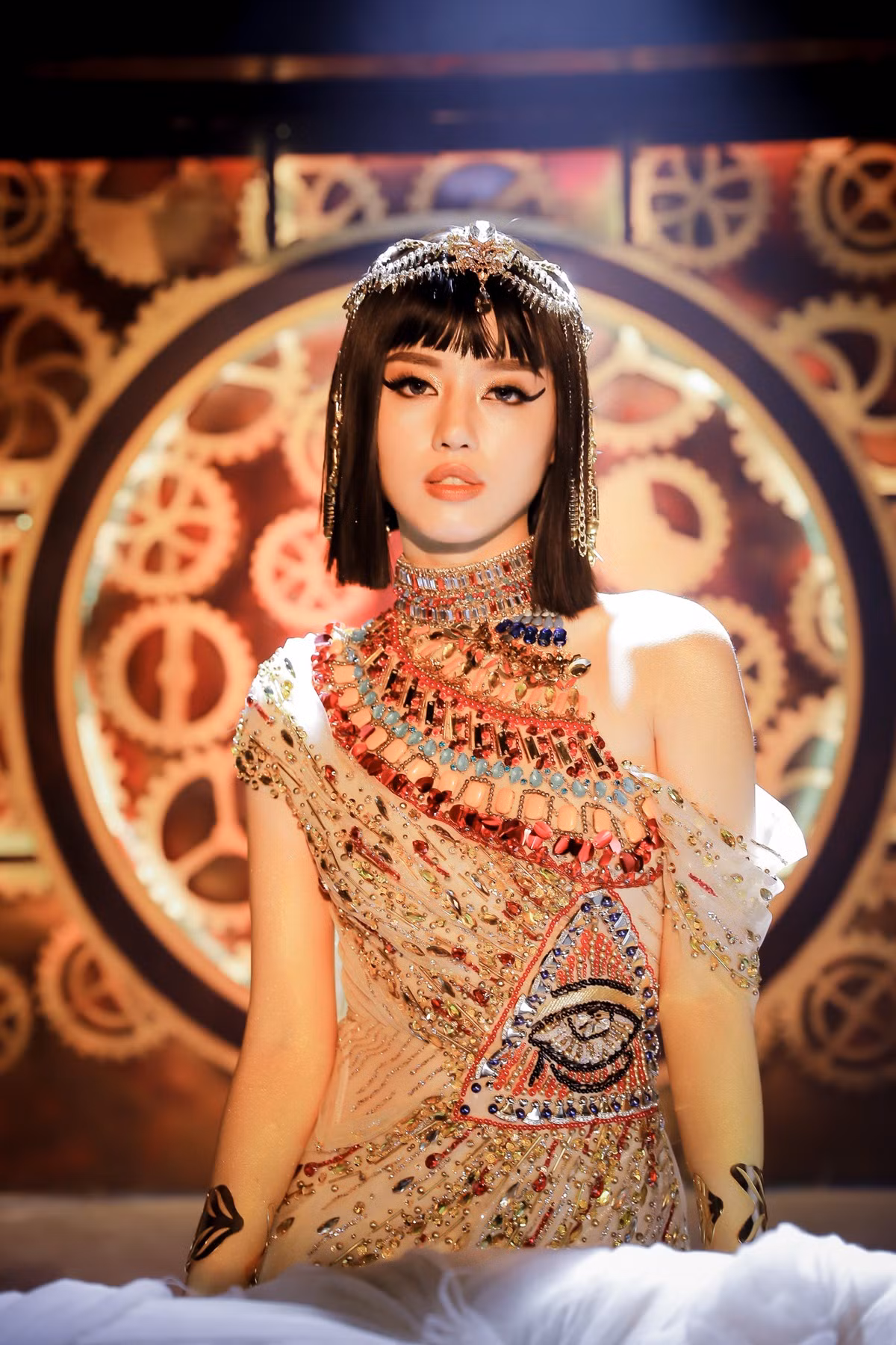 Khánh Linh (The Face) “hóa thân” thành nữ hoàng Ai Cập&nbsp;vô cùng xinh đẹp ảnh 1