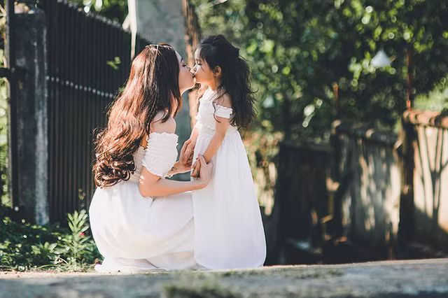 "Tan chảy" với bộ ảnh mùa xuân vô cùng ngọt ngào của bà mẹ 9x cùng con gái ảnh 8