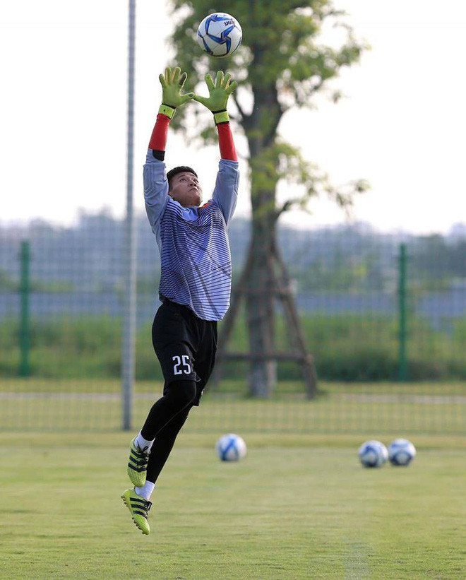 Chỉ cần Tùng Lâm ra sân hàng cũng đủ kéo theo loạt fan-girl đến cổ vũ.