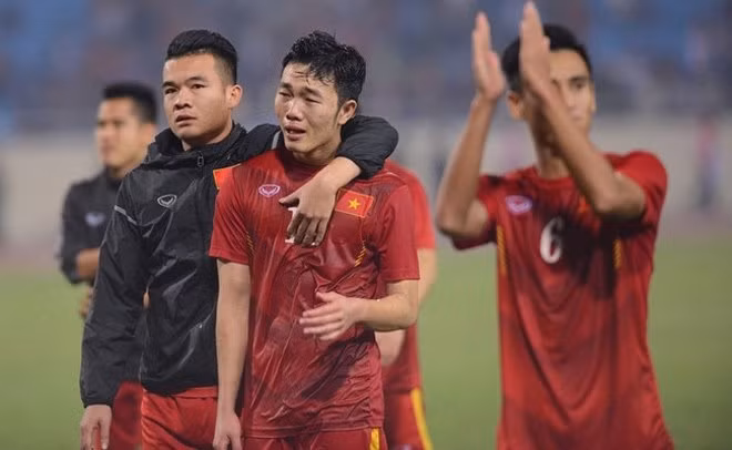 Nhiều người không dám xem bóng đá vì hễ xem là đội nhà thua. (Ảnh minh hoạ)