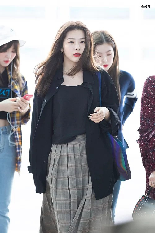 Cô nàng luôn trải nghiệm những phong cách phối đồ mới mẻ khi kết hợp layer áo hai dây và sơmi đi cùng với váy xếp ly.