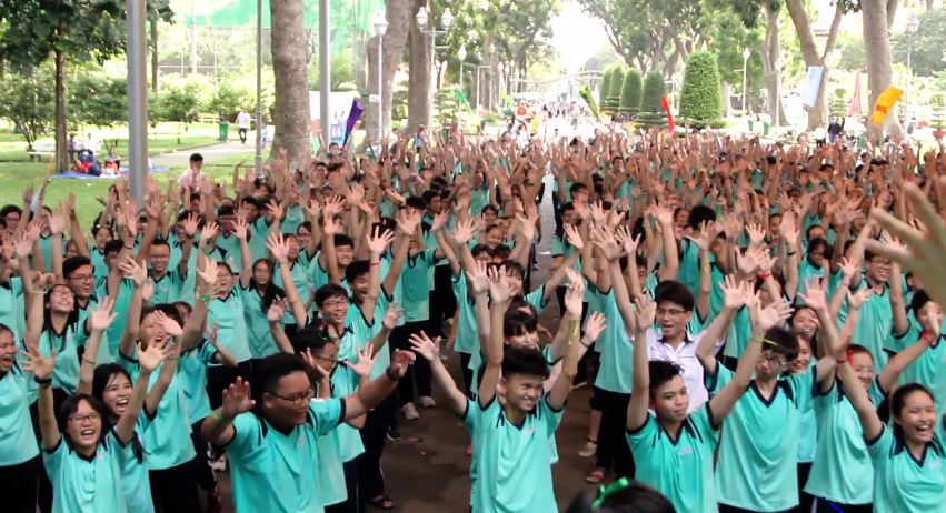 Các bạn học sinh ai cũng hào hứng và vui hết mình trong hoạt động tập thể (Ảnh cắt từ clip)