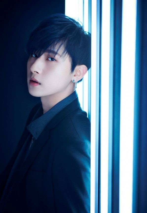 Bản thân các thành viên của nhóm Monsta X cũng debut ở độ tuổi cao hơn nhiều idol khác, nên I.M tuy là em út, nhưng cũng ngang tuổi với anh chị cả của một số nhóm nhạc khác. I.M năm nay 22 tuổi, và sở hữu thần thái, gương mặt trưởng thành hơn hẳn so với tuổi của mình.