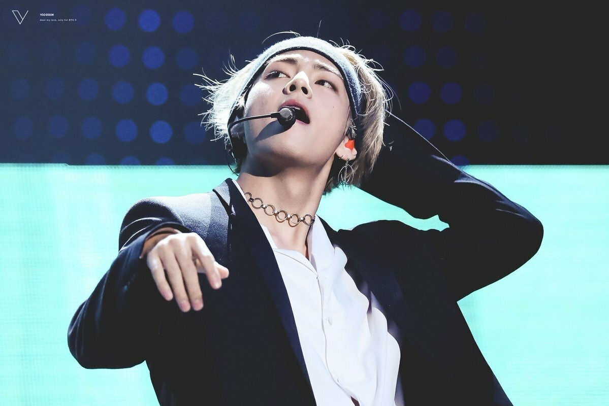 Các fan không thể quên khoảnh khắc V (BTS) vuốt tóc cực thần thái trên sân khấu MIC Drop tại MAMA 2017.