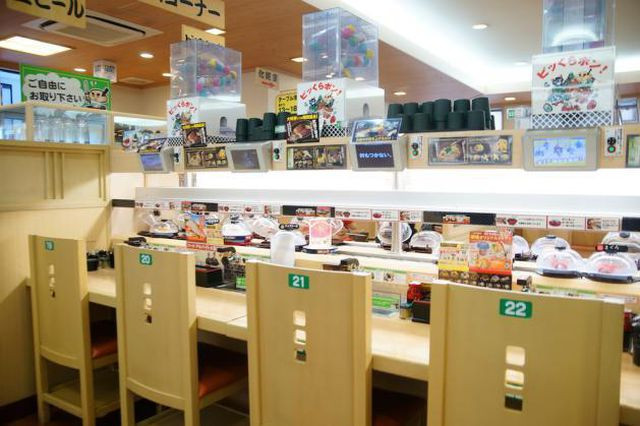 Không gian bên trong của một trong các nhà hàng Kura Sushi.