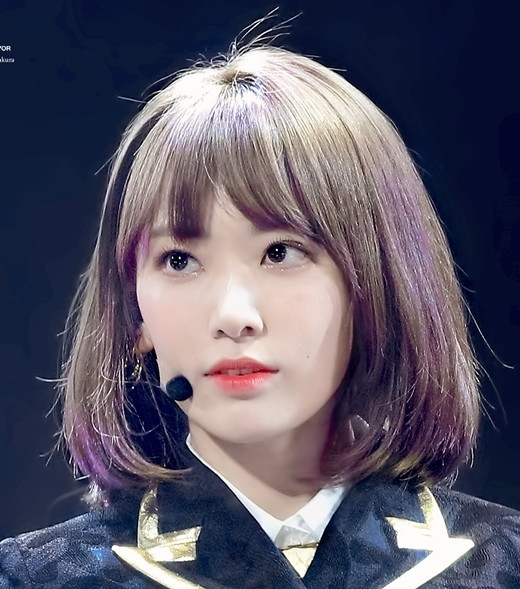 Đôi mắt to tròn sáng lấp lánh cũng là điểm nhấn nổi bật nhất trên gương mặt Sakura (IZ*ONE), giúp cô nàng luôn là một trong những thành viên nhiều fan nhất nhóm.