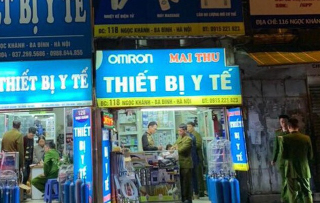 Cảnh sát kiểm tra, xử phạt hai cửa hàng chặt chém giá khẩu trang y tế. Cảnh sát kiểm tra, xử phạt hai cửa hàng chặt chém giá khẩu trang y tế.