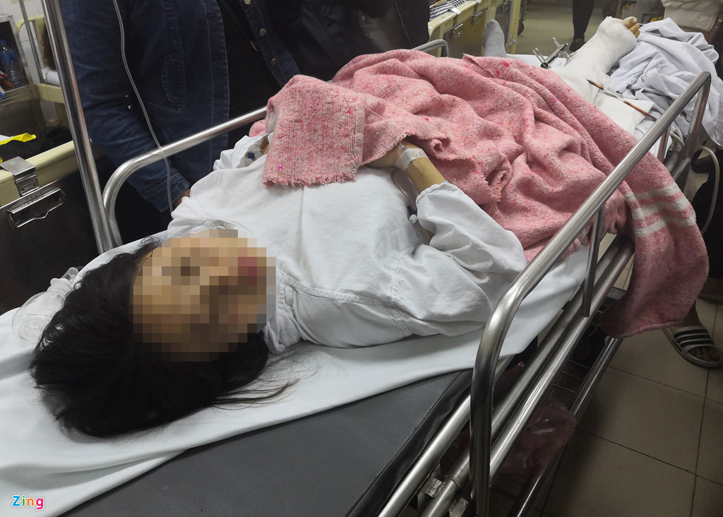 Chị Hảo là một trong 2 ca chấn thương nặng nhất sau vụ tai nạn. Ảnh: Quang Huy.