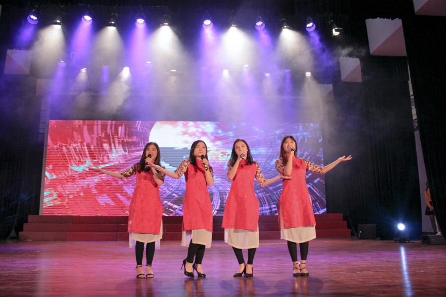 Màn trình diễn mang đậm không khí tết đến xuân về.