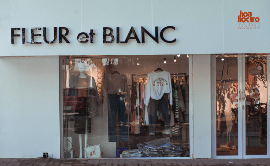 Các cửa hàng phần đa đều chọn lắp các cửa kính cho mặt tiền và sơn màu màu trắng sáng nổi bật.