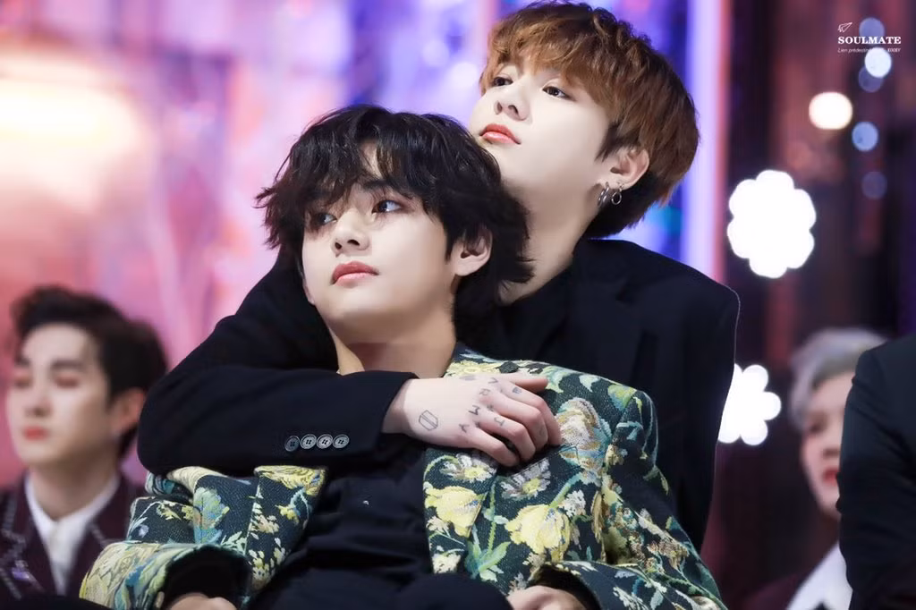 Fan K-Pop hẳn đã quen với việc ở các lễ trao giải, các nhóm nhạc sẽ ngồi quây quần bên nhau, trò chuyện ríu rít vô cùng vui vẻ. Thậm chí nếu mỏi lưng còn có thể dựa vào người đằng sau như V và Jungkook nữa.