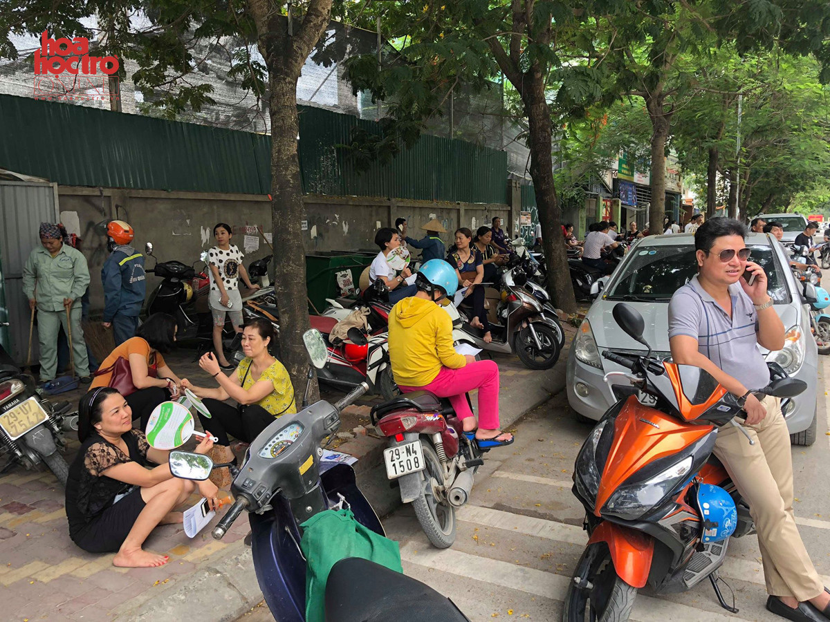 Thời tiết thuận lợi giúp thời gian chờ đợi của phụ huynh bớt vất vả.