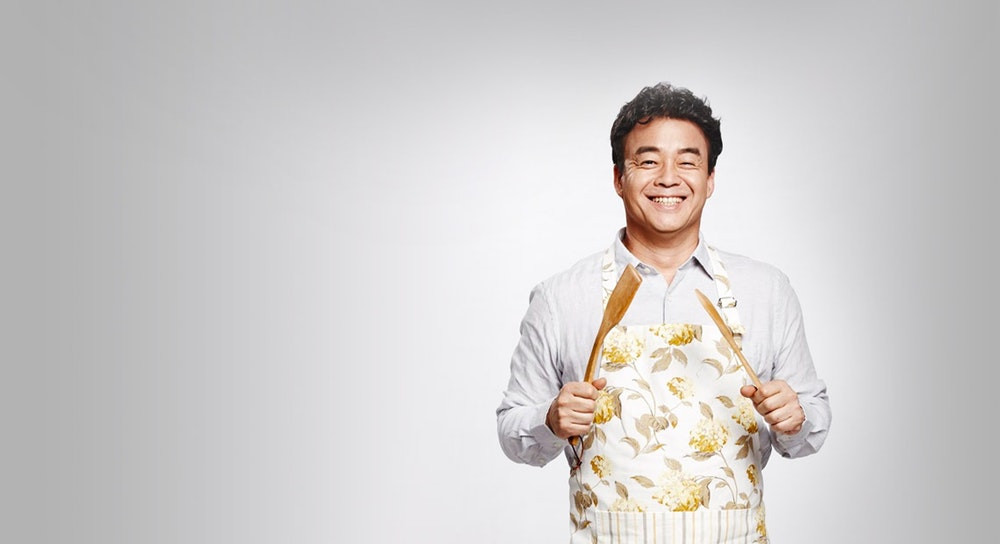 Vị đầu bếp nổi tiếng Hàn Quốc, hầu hết show ẩm thực đều có sự tham gia của ông.