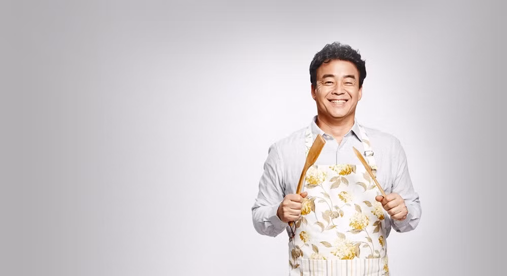 Vị đầu bếp nổi tiếng Hàn Quốc, hầu hết show ẩm thực đều có sự tham gia của ông.