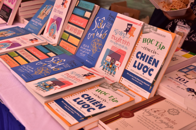 Những đầu sách vô cùng đa dạng, phong phú đã có mặt tại hội chợ.
