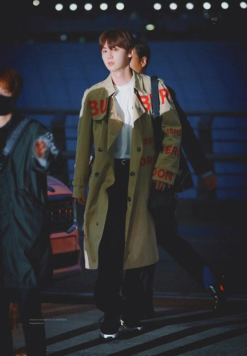 Với chiều cao chuẩn người mẫu, Minhyun cũng rất chăm diện trench coat. Chỉ cần kết hợp với áo trắng cùng quần đen, anh chàng đã đầy thời thượng.