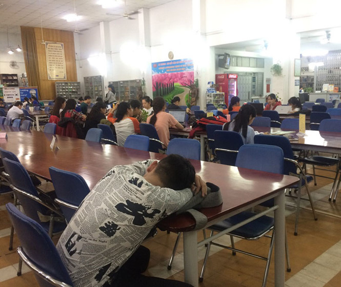 Học quá tải dễ dẫn đến sự chán chường. (Ảnh: CHÂU TẤN)