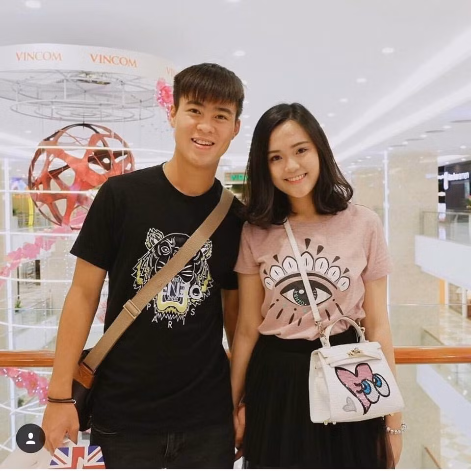 Cặp đôi luôn dành cho nhau những hành động lãng mạn.