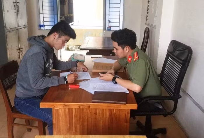Giang (trái) bị công an mời lên làm việc. Ảnh: C.A/PLO