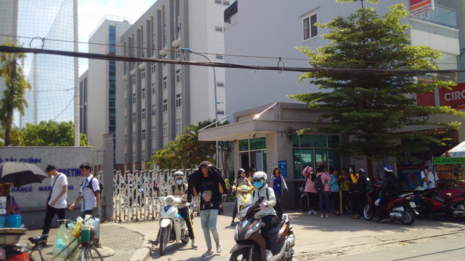 Cổng trường ĐH Tài chính - Marketing. Ảnh: HÀ ÁNH.