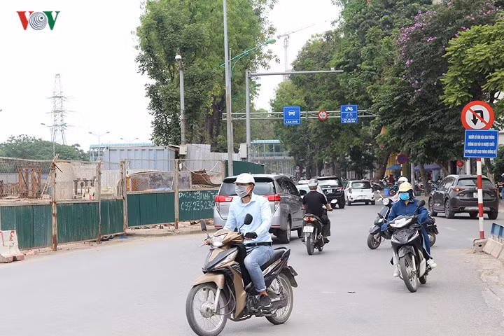 Biển cấm không bằng tiết kiệm thời gian, nhiều phương tiện đi ngược chiều tại nút giao Thanh Niên, Nghi Tàm bất chấp nguy cơ xảy ra tai nạn giao thông.
