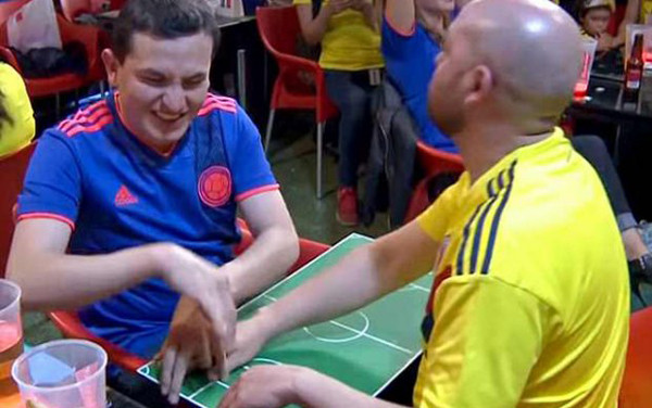 Daza cầm tay chỉ cho Gallego mọi động thái đang diễn ra trên sân cỏ.