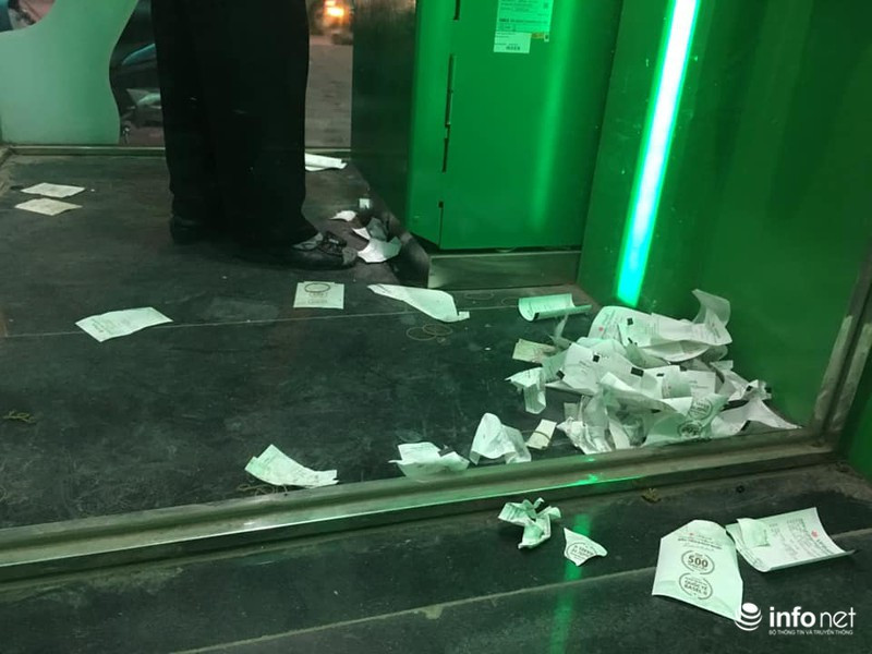 Rác biên lai giao dịch tại ATM VPBank.