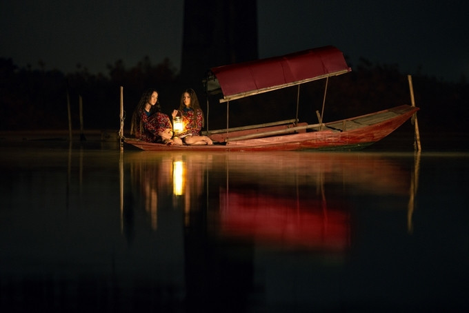 Để thực hiện bộ hình này, ekip phải chờ đúng lúc trời chạng vạng tối, thuê 3 chiếc thuyền chèo ra bãi giữa sông Hồng.