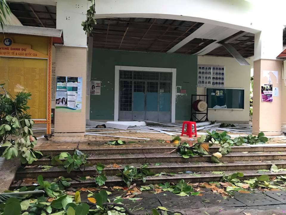 Sáng nay khối 11, 12 học sinh trường chuyên Lê Quý Đôn (Nha Trang) lên dọn dẹp, hỗ trợ thầy cô.