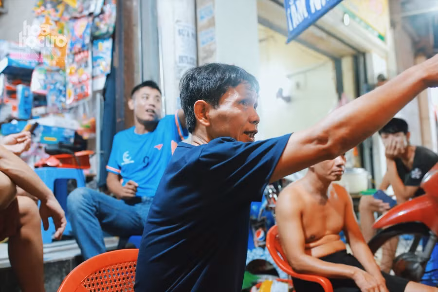 Chú Trần Tiến Khương, chủ một ngôi nhà trong số 19 ngôi nhà bị thiệt hại do vụ hỏa hoạn.